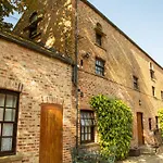 The Carriage House, 3a Apartment *
