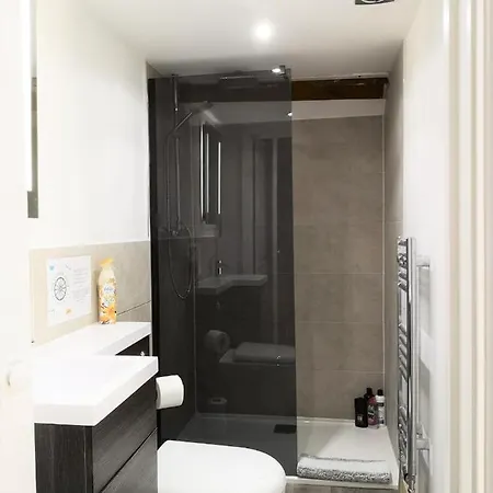 The Carriage House, 3a *